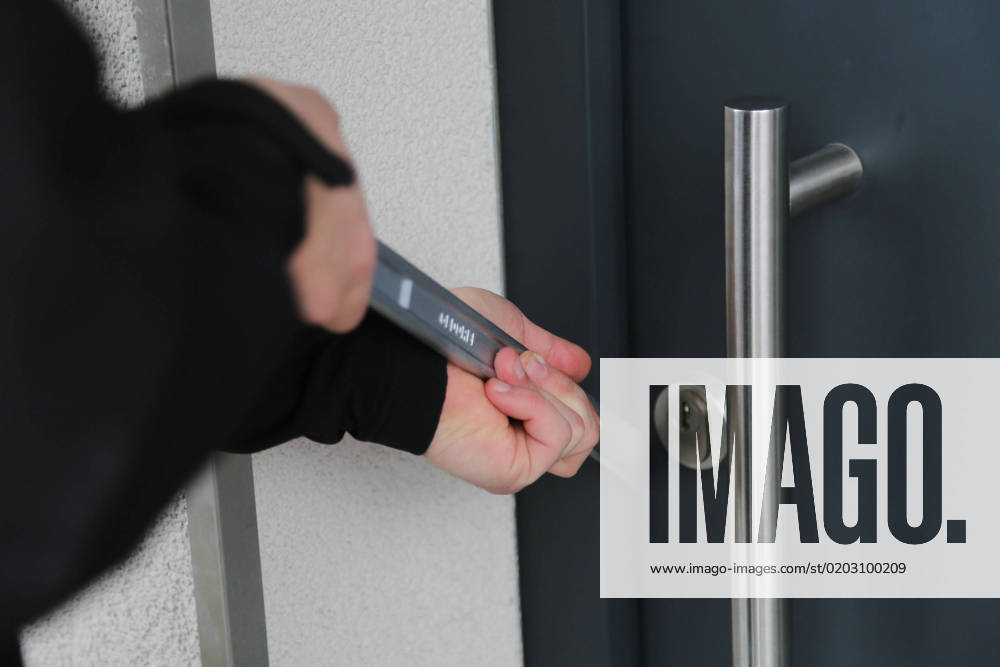 Handenberg, AUT, On the road in Upper Austria, reportage, photo shoot, various theme images, theme image, in the picture burglar, burglary, burglar tool, crowbar, serial burglar, thief, theft, burglary, home invasion, broken into house,