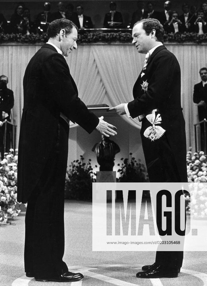 File Sweden Nobel 1980 Chemestry laureate Paul Berg, USA receives his prize from the hands of his majesty King Carl XVI Gustaf of Sweden Berg shares the prize with Walter Gilbert and Frederick Sanger STOCKHOLM SVERIGE PB KOD 1001
