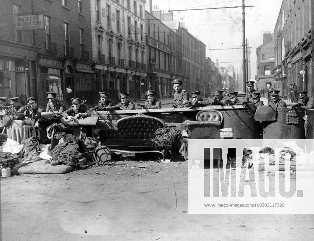 ARCHIVE 1916 Soldiers at a barricade on Talbot Street in Dublin during the Passport Rebellion which was the start of the Irish Civil War in 1920 22 DUBLIN IRELAND Ireland Eire
