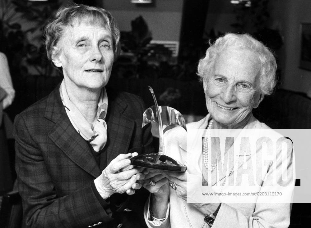 Elsa Oleniuss long correspondence with Astrid Lindgren has been donated to the Royal Library in Stockholm. As an employee of the book publisher Raben Sjögren, she was also the one who opened the envelope containing the script for Pippi Longstocking.Here Astrid Lindgren is presenting the 1981 Honorary Award of the S