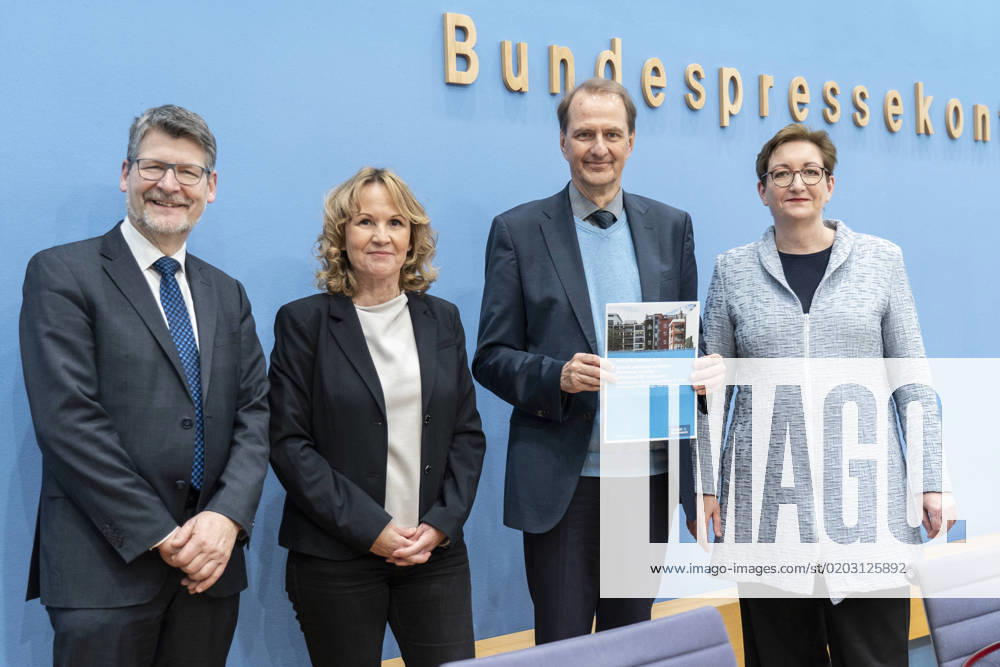 Bundespressekonferenz in Berlin - Vorstellung der Studie Empfehlungen für einen nachhaltigen Wohnungs- und Städtebau - Kommission Nachhaltiges Bauen NBau beim Bundesumweltamt - Matthias Lerm, Vorsitzender Kommission nachhaltiges Bauen am UBA und Leiter Stadtplanungsamt Magdeburg, Dirk Messner, Präsident Umweltbundesamt UBA, Steffi Lemke, Bundesministerin für Umwelt, Naturschutz, nukleare Sicherheit und Verbraucherschutz, Klara Geywitz, Bundesministerin für Wohnen, Stadtentwicklung und Bauwesen (von links);Bundespressekonferenz in Berlin - Vorstellung der Studie Empfehlungen für einen nachhaltigen Wohnungs- und Städtebau - Kommission Nachhaltiges Bauen NBau beim Bundesumweltamt - Matthias Lerm, Vorsitzender Kommission nachhaltiges Bau
