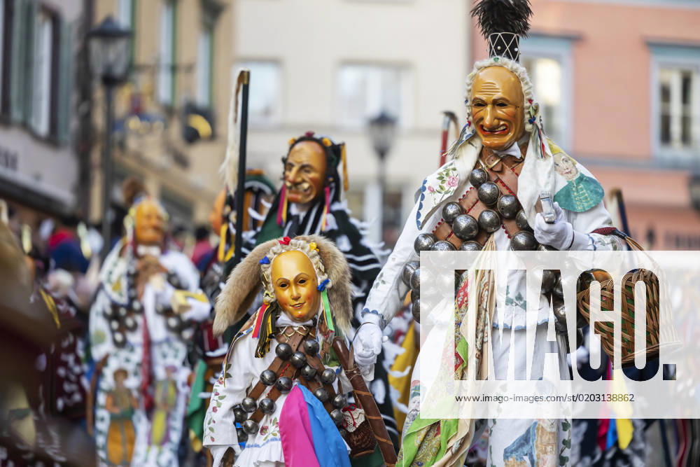 Highlight of the Swabian Alemannic Fasnet is the fool jump in Rottweil About 4000 fools jumped through the historic Black Gate Only fools with the certified original Rottweiler fool dress are allowed to participate 20 02 2023 Rottweil, Black Forest, Baden Württemberg, Germany, Europe