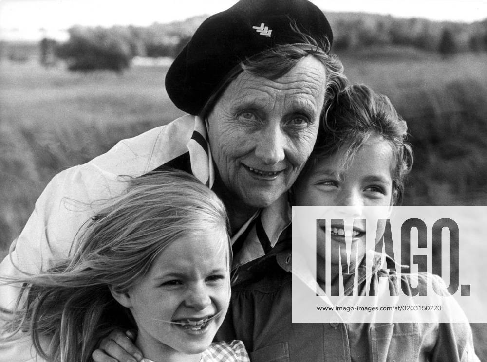 SCANPIX SWEDEN, 1979 09 25 Astrid Lindgren with the actors in Madicken Astrid in a beret with Liv Alsterlund as Lisabeth, and Jonna Lijendahl as Madicken