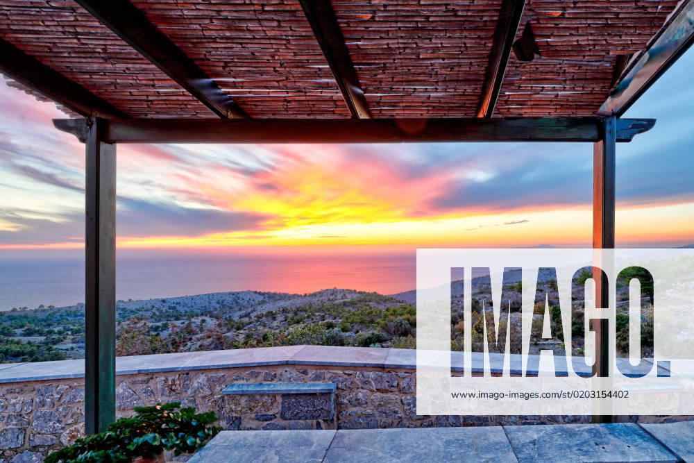 IMAGO Creative, Sommer, Schatten-Plätze bei Hitze Sunset from Avgonyma of Chios, Greece The sunset from the medieval mastic village of Avgonyma on the island of Chios, Greece