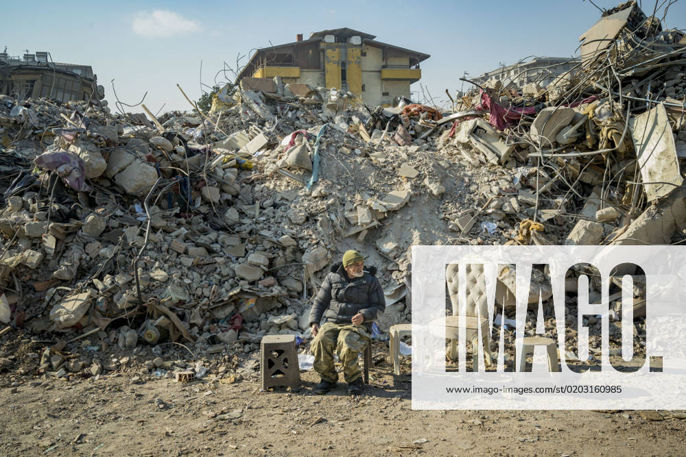 Bilder des Jahres 2023, News 02 Februar February 20, 2023, Antakya, Hatay, Turkey: A man guards th ruins of the destroyed buildings in Antakya after the massive earthquake in southern Turkey. Some of the buildings were stolen by some looters in the destroyed cities by the quake. Antakya Turkey - ZUMAa131 20230220_zap_a131_005