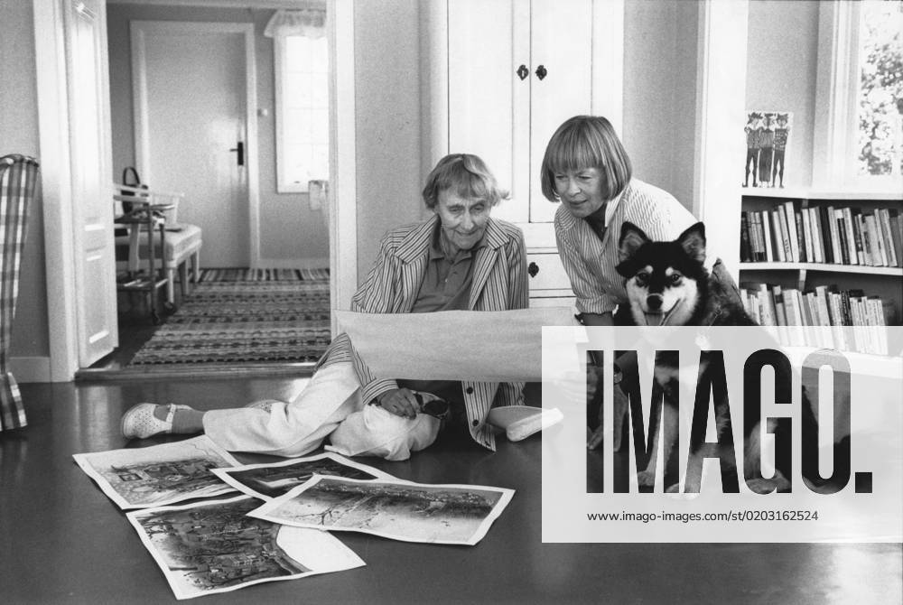 FURUSUND 1989 Author Astrid Lindgren left with cartoonist Ilon Wikland and Finnish Lapland dog Sammeli examining the drawings for a forthcoming book, in a house in Furusund Sammeli the dog is mentioned in her books FURUSUND SWEDEN