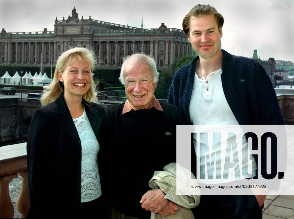 SCANPIX SWEDEN, 1998 08 03 Peter Brook, will produce Don Giovanni at the Stockholm Opera The picture from left Lisa Larsson the peasant girl Zerlina , Peter Brook director and Peter Mattei Don Giovanni Here standing outside with the opera in the background