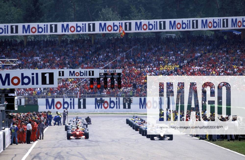 Start zum GP von Deutschland 2000 - David Coulthard (Schottland McLaren Mercedes, re.) steht auf der Pole Position, auf Startplatz Zwei steht Michael Schumacher (Deutschland Ferrari, li.) Motorsport Grand Prix Herren Großer Preis von Deutschland 2000, Formel 1 F1, F, GP, WM, ausverkauft, Hockenheimring Totale Bandenwerbung, Werbebande, Werbung, Mobil1, Mobil Hockenheim, Startgerade, Zuschauer, Publikum Masse,