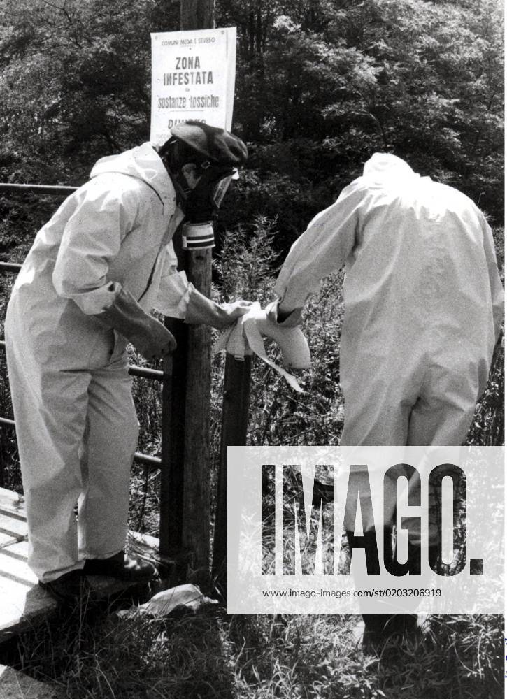 SCANPIX SWEDEN, 1976 Toxic accident in Seveso, Italy In the picture two men in protective clothing work at a sign probably indicating the zone of the accident