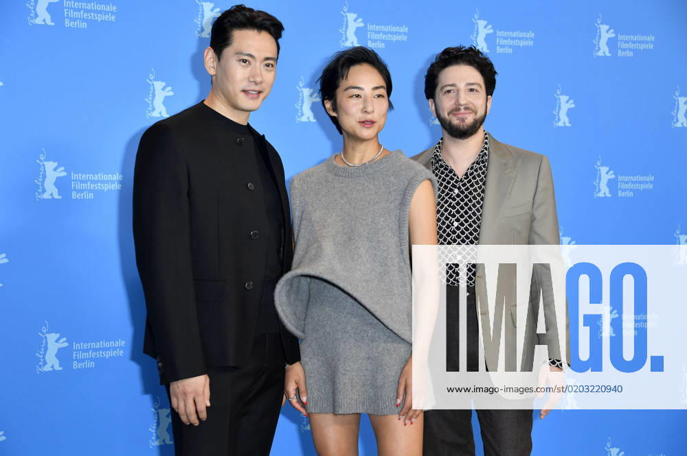 Teo Yoo, Greta Lee and John Magaro at the photocall for the feature film Past Lives at the Berlinale 2023 73 Berlin International Film Festival at the Hotel Grand Hyatt Berlin, 19 02 202 Foto:xN.xKubelkax xFuturexImage