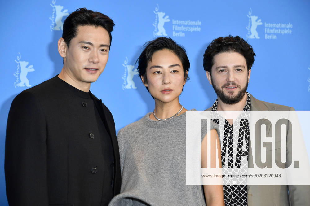 Teo Yoo, Greta Lee and John Magaro at the photocall for the feature film Past Lives at the Berlinale 2023 73 Berlin International Film Festival at the Hotel Grand Hyatt Berlin, 19 02 202 Foto:xN.xKubelkax xFuturexImage