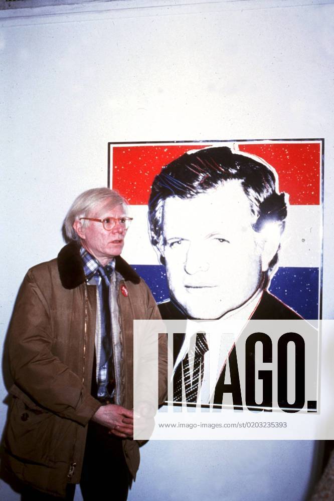 SCANPIX SWEDEN, 1987 Andy Warhol, the master of pop art The image is a portrait of the artist in front of his artwork by Kennedy Artist