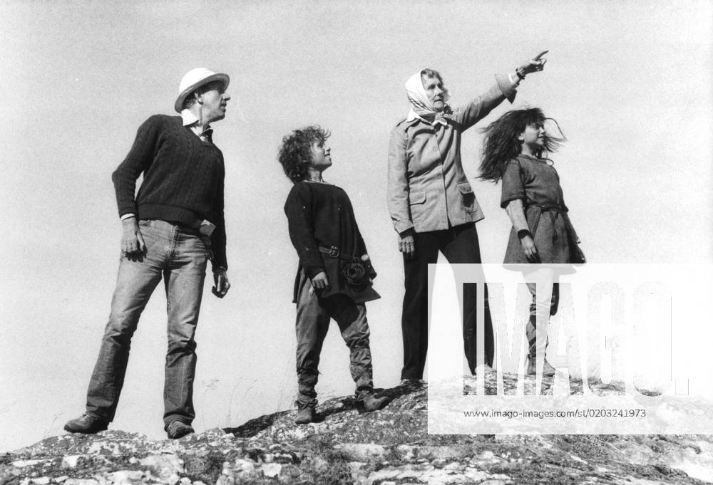 SCANPIX SWEDEN, 1983 Recording of the film Ronja Rövardotter Astrid Lindgren and Tage Danielsson with the actors Hanna Zetterberg who plays Ronja and Dan Hafström who plays Birk Astrid Lindgren points, the others look up at the sky They star on a rock Culture