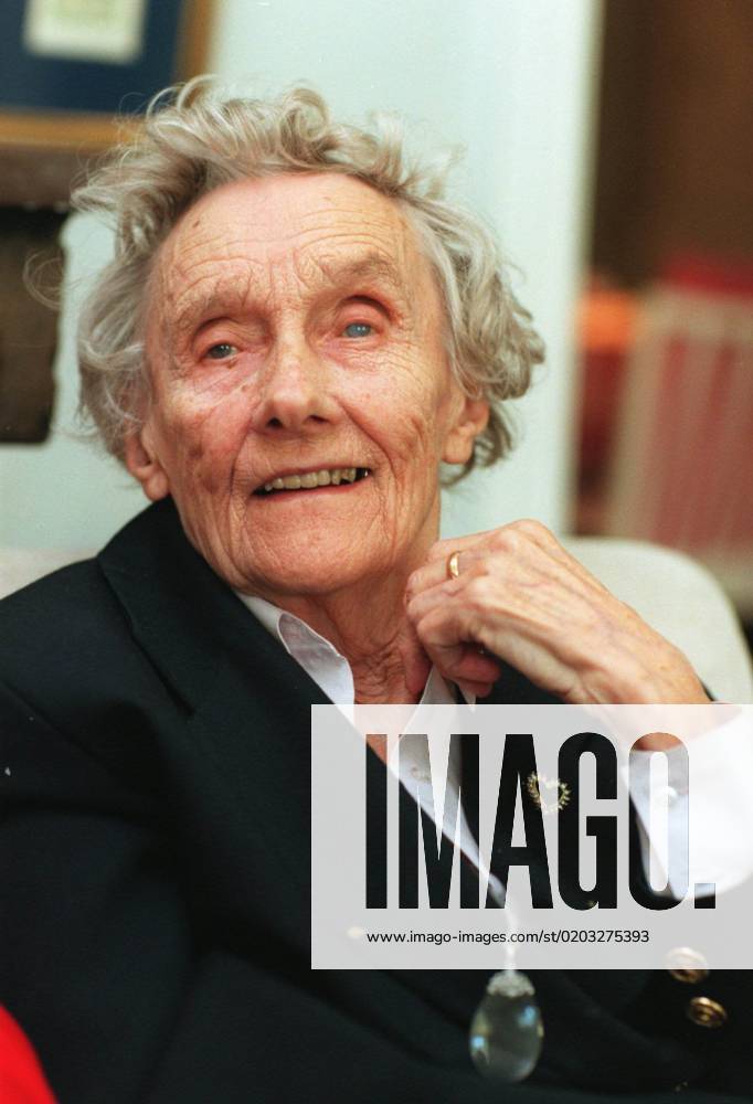The world-famous childrens author Astrid Lindgren has been awarded the Torgny Segerstedt Freedom Pen 1997 The Freedom Pen is awarded by the Torgny Segerstedt Memorial Foundation to a publicist or author who has worked in his spirit The picture shows Astrid Lindgren, at the award ceremony, at her home in Stockholm on 4 November STOCKHOLM SWEDEN