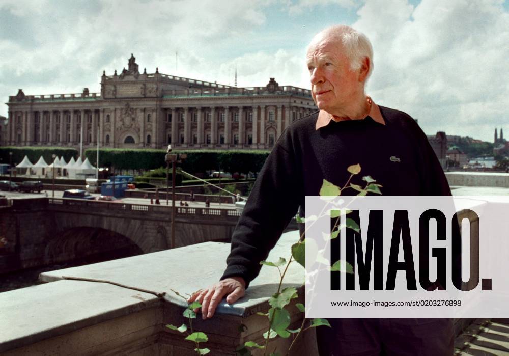 SCANPIX SWEDEN, 1998 08 03 Peter Brook, to perform Don Giovanni at the Stockholm Opera The picture Peter Brook outdoors with the opera in the background