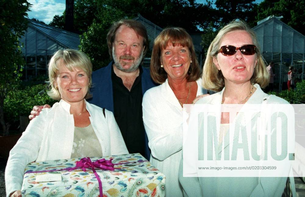 SCANPIX SWEDEN, 1998 07 04 Tommy Körberg celebrates his 50th birthday The birthday was celebrated in Rosendals garden Picture from left Benny Andersson, Görel Hanser, Vicki van der Lancken and Mona Nörklit Anderssons wife congratulated Hansen with a big present in her arms Birthday celebrations Celebrities