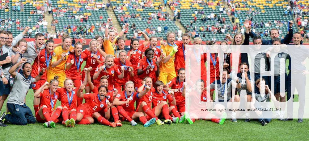 (150705) -- EDMONTON, July 4, 2015 -- Players of England pose for photo after the third place match of the FIFA 2015 Women s World Cup against Germany at Commonwealth Stadium, in Edmonton, Canada, on July 4, 2015. England defeated Germany 1-0 in extra time and won the third place of the FIFA 2015 Women s World Cup. ) (SP)CANADA-VANCOUVER-FIFA WOMEN S WORLD CUP-THIRD PLACE WangxYuguo