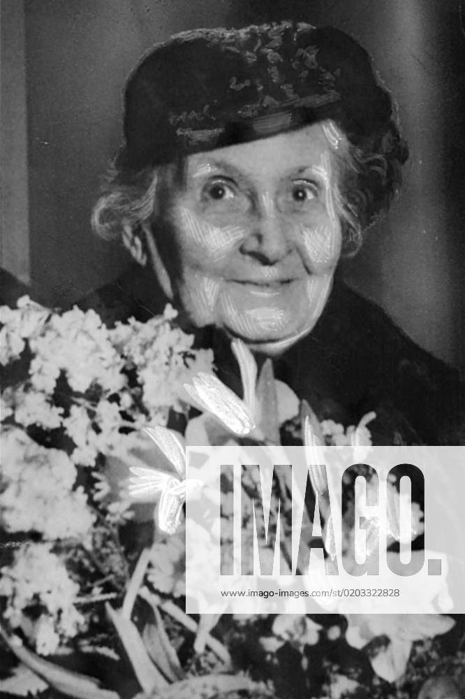ARCHIVE 1950 Maria Montessori arriving in Gothenburg 18 Feb 1950 Photo cod 194 Image retouched COPYRIGHT PRESSENS BILD