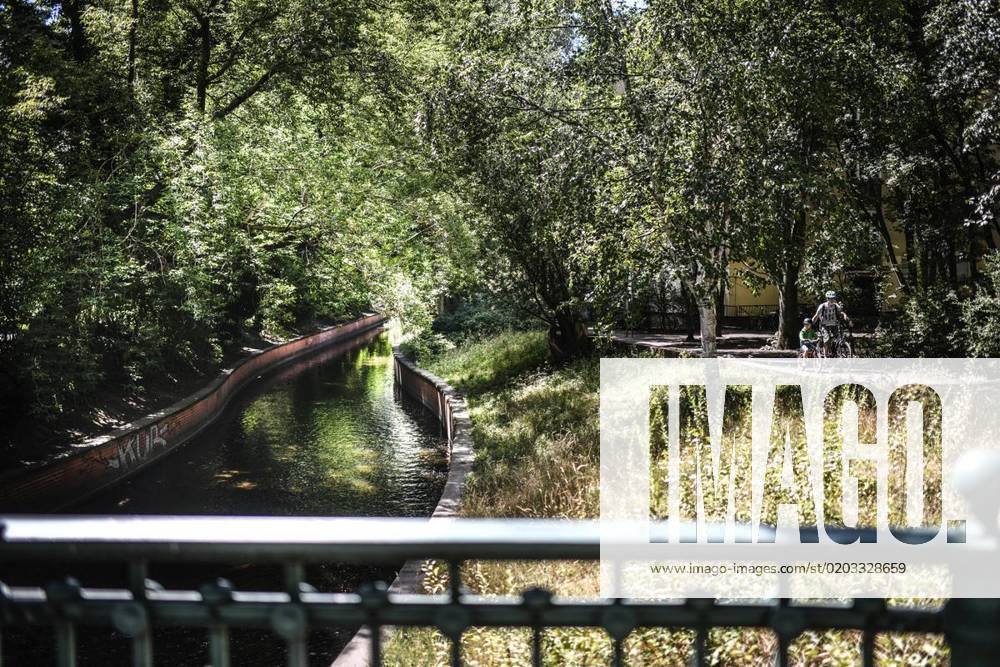 Mit dem Fahrrad entlang der Panke auf dem sogenannten Panke-Radweg am 12. Juli 2020 in Berlin. Deutschland Berlin Berlin