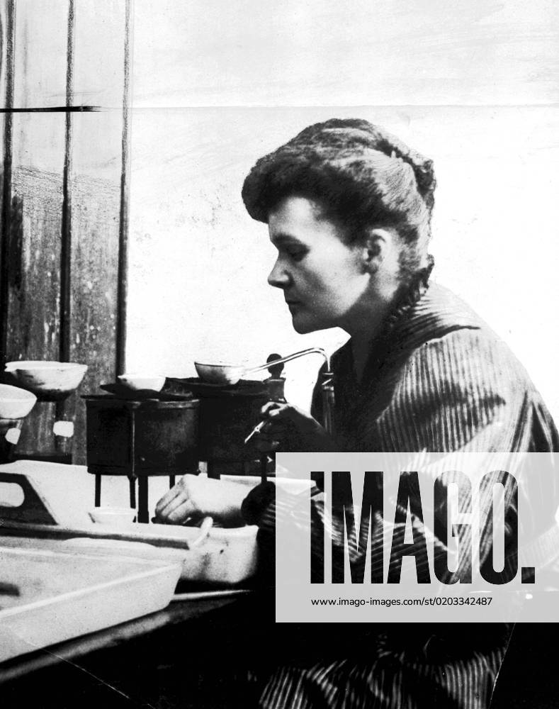SCANPIX SWEDEN, 1920 Marie Curie, woman scientist in her laboratory