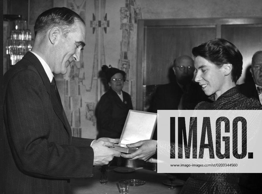 ARCHIVE 19531120 Author Tove Jansson is awarded the Nils Holgersson Prize for her children s books In the picture, she is seen together with the Chairman of the Authors Association s Stellan Arvidsson STOCKHOLM Sweden