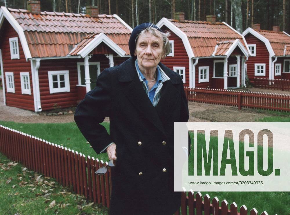 SCANPIX WEDEN, 1999 03 08 Author Astrid Lindgren Here she poses in front of red cottages with white knots in Astrid Lindgrensland in Vimmerby Author