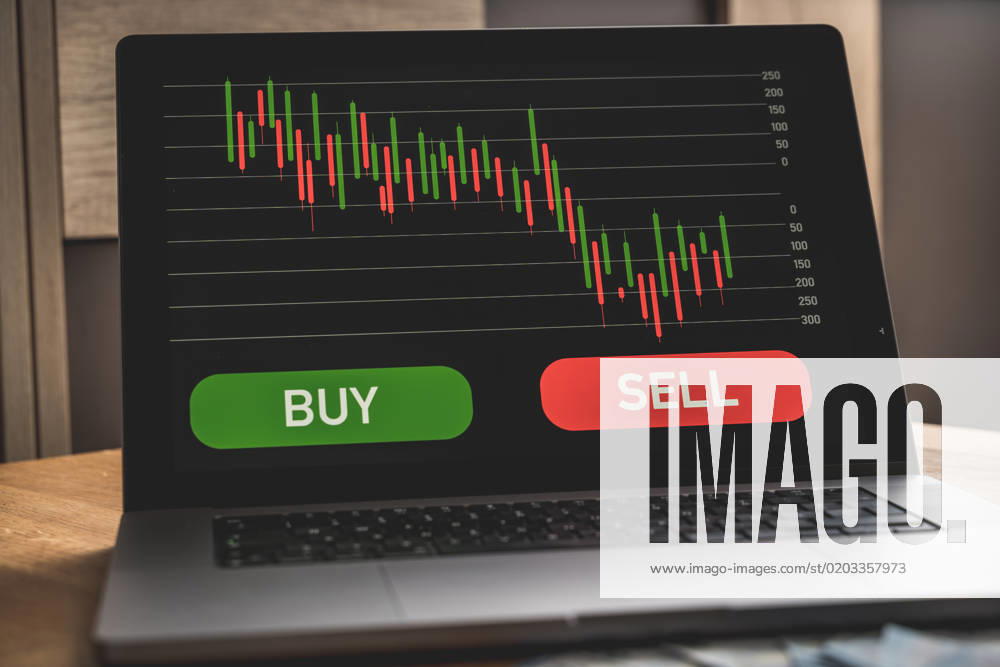 Stock market trading online with laptop computer. Gelscheine and a current chart evaluation