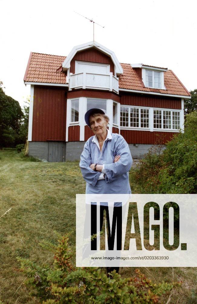 FURUSUND 1992 08 18 Swedish author Astrid Lindgren outside her summer house in Furusund Astrid Lindgren s stories about characters such as Pippi Longstocking, Emil, Kalle Blomquist, The Brothers Lionheart, Karlsson on the Roof, Ronia the Robber