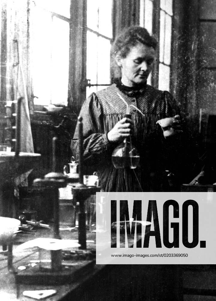 SCANPIX SWEDEN, 1920 Marie Curie, woman scientist in her laboratory