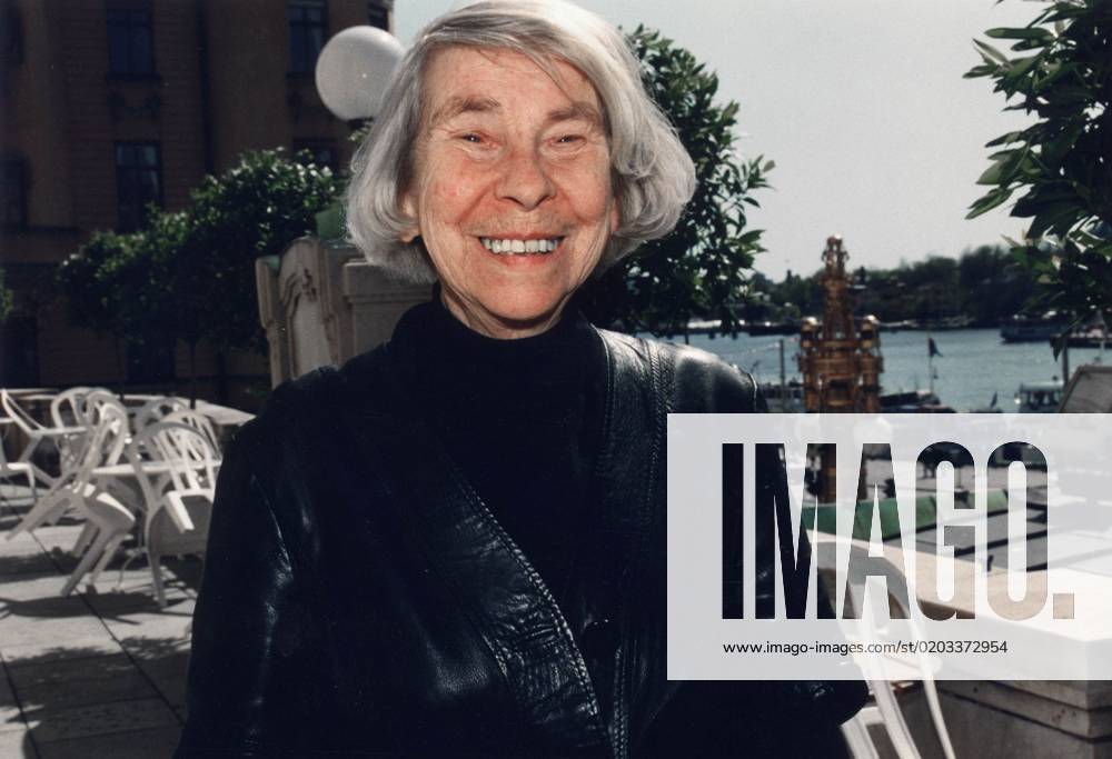 STOCKHOLM 27 JUNE 2001 ARCHIVE 15 MAY 1992 Tove Jansson, author of the Moomin books, has died She was 86 years old The picture was taken outside Stockholm City Hall, when she received the Selma Lagerlöf Prize STOCKHOLM SWEDEN