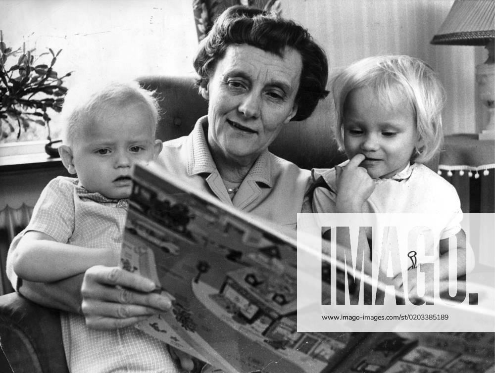 STOCKHOLM 1966 Swedish children s books author Astrid Lindgren reading for her grandchildren Annika and Anders Astrid Lindgren s stories about characters such as Pippi Longstocking, Emil, Kalle Blomquist, T