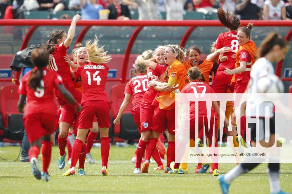 England team group Mannschaftsbild Totale (ENG), JULY 4, 2015 - Football Soccer : England team celebrates after scoring team s 1st goal during the FIFA Women s World Cup Canada 2015 third place match between Germany and England at Commonwealth Stadium in Edmonton, Canada. NOxTHIRDxPARTYxSALES. (qdwa041740)