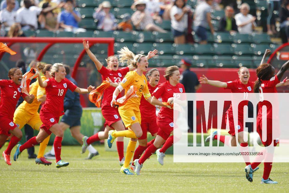 England team group Mannschaftsbild Totale (ENG), JULY 4, 2015 - Football Soccer : England team celebrates after game during the FIFA Women s World Cup Canada 2015 third place match between Germany and England at Commonwealth Stadium in Edmonton, Canada. NOxTHIRDxPARTYxSALES. (qdwa041743)