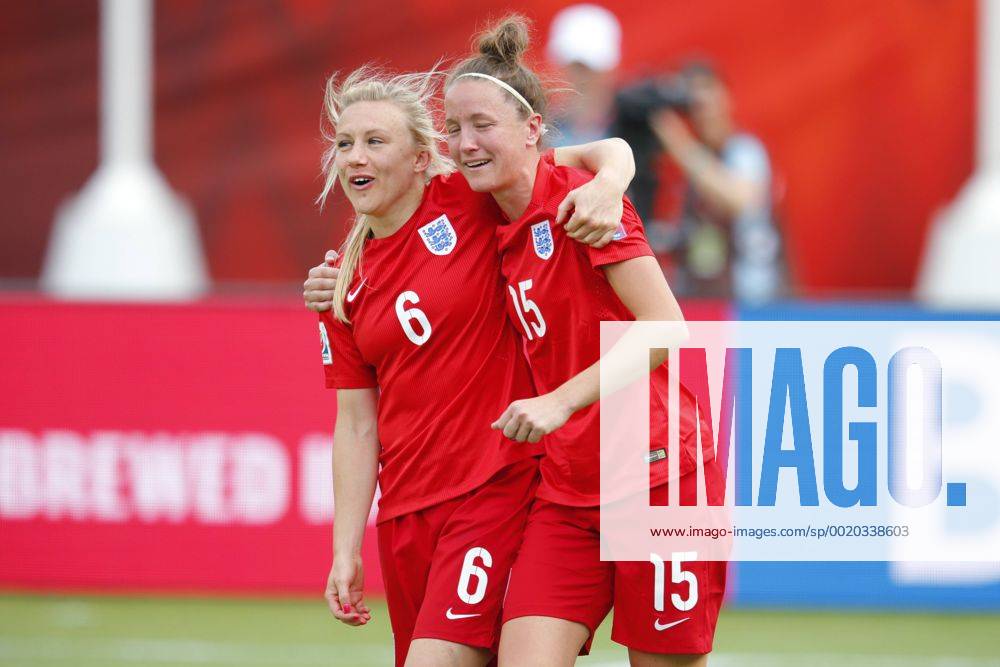 (L-R) Laura Bassett, Casey Stoney (ENG), JULY 4, 2015 - Football Soccer : England team celebrates after game during the FIFA Women s World Cup Canada 2015 third place match between Germany and England at Commonwealth Stadium in Edmonton, Canada. NOxTHIRDxPARTYxSALES. (qdwa041747)