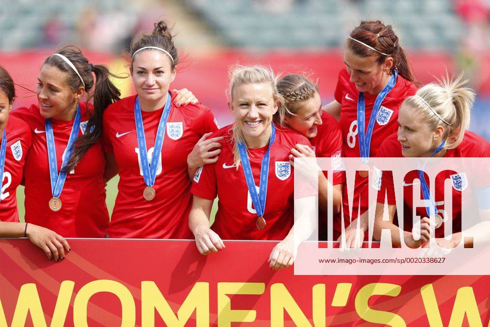 (L-R) England team group Mannschaftsbild Totale (ENG), JULY 4, 2015 - Football Soccer : England team celebrates after game during the FIFA Women s World Cup Canada 2015 third place match medal ceremony at Commonwealth Stadium in Edmonton, Canada. NOxTHIRDxPARTYxSALES. (qdwa041748)