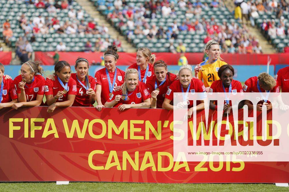 (L-R) England team group Mannschaftsbild Totale (ENG), JULY 4, 2015 - Football Soccer : England team celebrates after game during the FIFA Women s World Cup Canada 2015 third place match medal ceremony at Commonwealth Stadium in Edmonton, Canada. NOxTHIRDxPARTYxSALES. (qdwa041758)