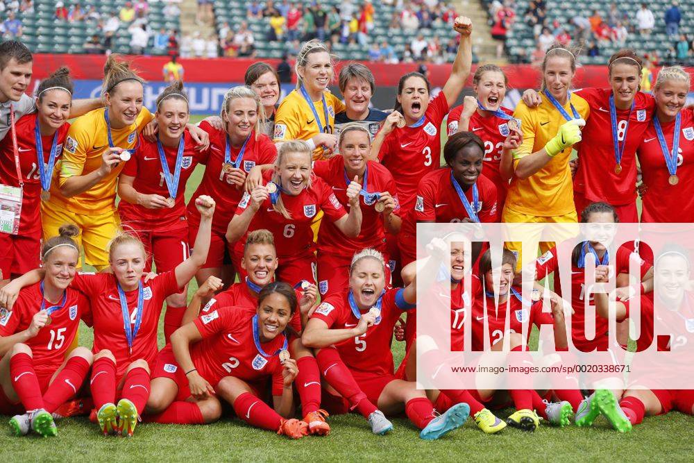 (L-R) England team group Mannschaftsbild Totale (ENG), JULY 4, 2015 - Football Soccer : England team celebrates after game during the FIFA Women s World Cup Canada 2015 third place match medal ceremony at Commonwealth Stadium in Edmonton, Canada. NOxTHIRDxPARTYxSALES. (qdwa041760)