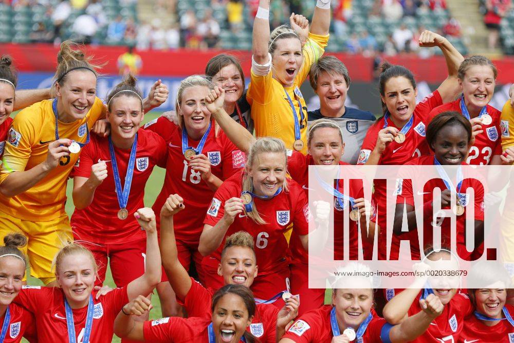 (L-R) England team group Mannschaftsbild Totale (ENG), JULY 4, 2015 - Football Soccer : England team celebrates after game during the FIFA Women s World Cup Canada 2015 third place match medal ceremony at Commonwealth Stadium in Edmonton, Canada. NOxTHIRDxPARTYxSALES. (qdwa041761)