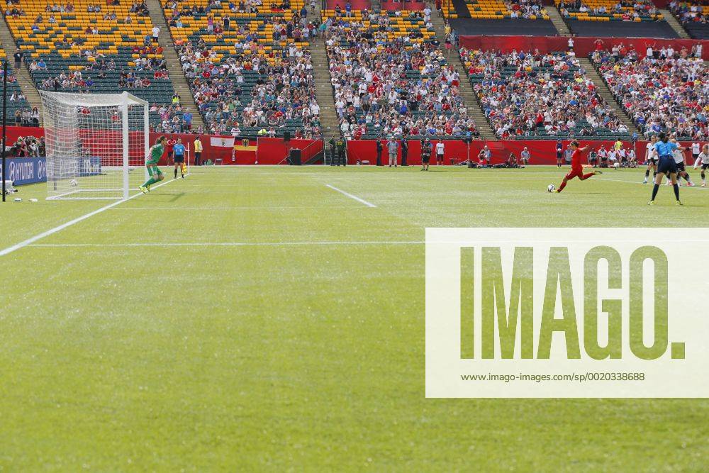(L-R) Nadine Angerer (GER), Karen Carney (ENG), JULY 4, 2015 - Football Soccer : Karen Carney of England takes a penalty kick and scores a goal during the FIFA Women s World Cup Canada 2015 third place match between Germany 0-1 England at Commonwealth Stadium in Edmonton, Canada. NOxTHIRDxPARTYxSALES. (qdwa041762)