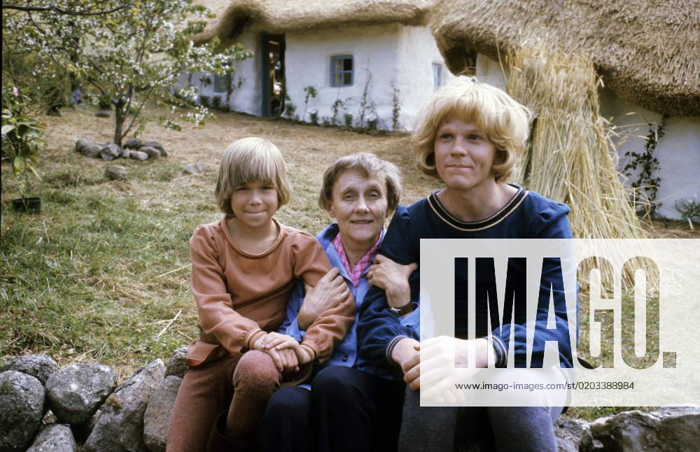 ÖSTERLEN 19760524 Author Astrid Lindgren with actors Lars Söderdahl, left, playing Scorpan, and Staffan Götestam, right, playing Jonathan, at the filming of The Brothers Lionheart on Österlen in Skane ÖSTERLEN SWEDEN