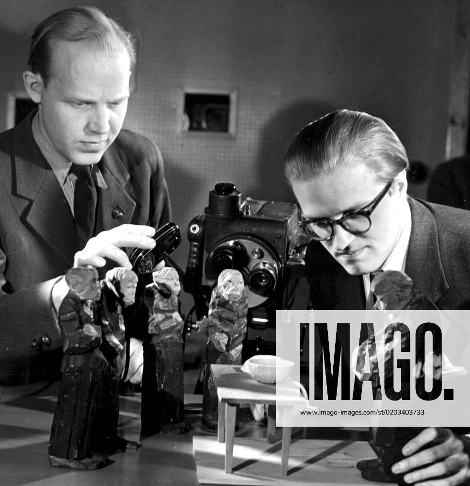 SCANPIX SWEDEN, 1952 03 27 Recording of the film about the sculptor Döderhultaren Olle Hellbom, director, right, with photographer Rune Ericson during the shooting
