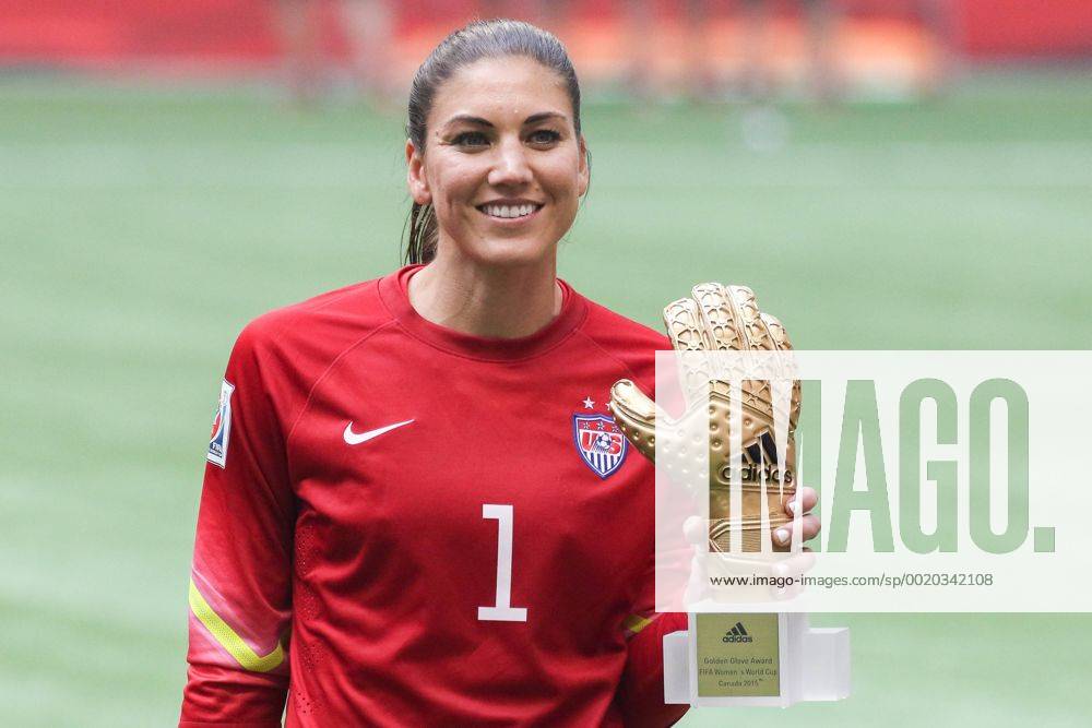 Hope Solo (Torwart, USA) mit der Auszeichnung adidas Goldener Handschuh als Beste Torhüterin, Siegerin, Gewinnerin, Auszeichnung, Ehrung, Freude, freundlich, fröhlich, strahlend, optimistisch, Golden Glove Award, Fussball, FIFA Frauen-WM 2015, Finale, USA - Japan,