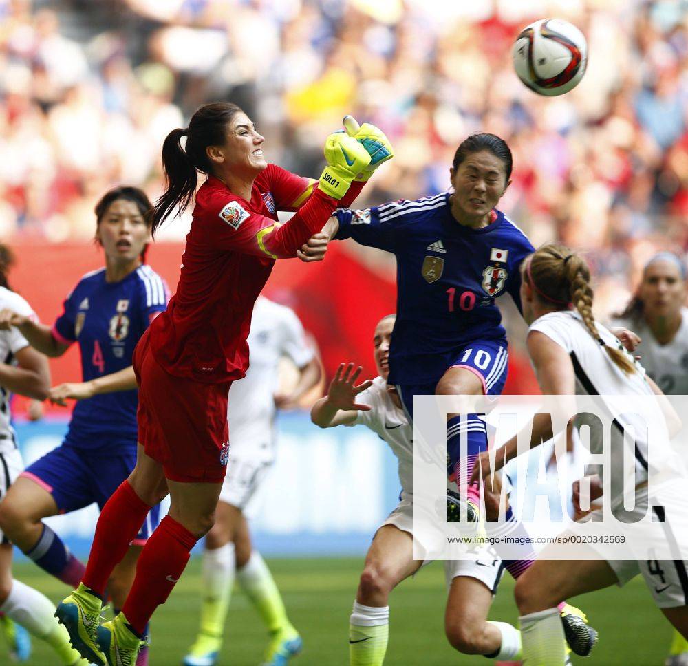 Aktuell Fußball, Damen WM, Finale, USA - Japan (150706) -- VANCOUVER, July 6, 2015 -- Hope Solo (TOP L), goalkeeper of the United States, vies with Japan s Sawa Homare (TOP R) during the final at the 2015 FIFA Women s World Cup in Vancouver, Canada on July 5, 2015. ) (SP)CANADA-VANCOUVER-FIFA WOMEN S WORLD CUP-FINAL-USA VS JPN DingxXu