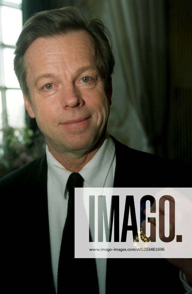 SCANPIX SWEDEN, 2000 01 28 The actor Krister Henriksson was awarded the Litteris et Artibus medal by The King The award was given for outstanding artistic achievements as an actor Celebrities