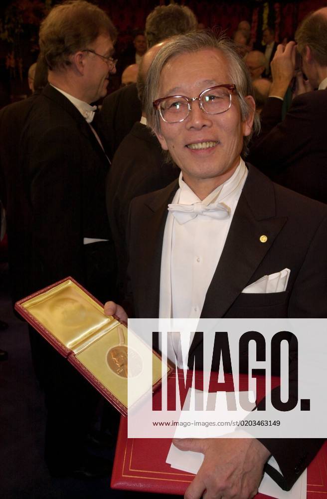 SCANPIX SWEDEN, 2000 12 10 Nobel Prize ceremony 2000 at Stockholm Concert Hall In the picture, chemistry laureate Hideki Shirakawa is seen with his prize Coat STOCKHOLM SWEDEN Nobel2000