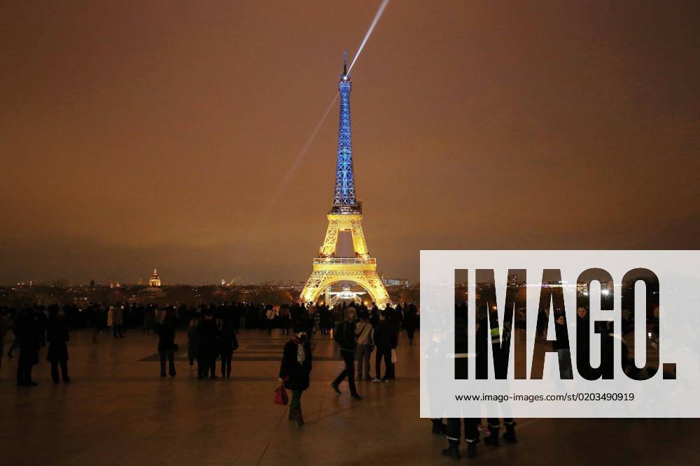 Frankreich, Ukraine-Solidaritätsaktion am Eiffelturm in Paris La tour eiffel au couleur du drapeau de l Ukraine en soutien au peuple Ukrainien NEWS: Hommage a l Ukraine - Paris - 23 02 2023 JonathanRebboah Panoramic PESRK24022012