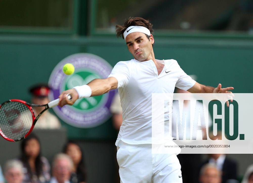 Roger Federer of Switzerland competes during the men s singles fourth round match against Roberto Bautista Agut of Spain at the 2015 Wimbledon Championships at the All England Tennis Club in Wimbledon, southwest London, Britain on July 6, 2015. Roger Federer won 3-0. ) (SP) BRITAIN-LONDON-TENNIS-WIMBLEDON HanxYan