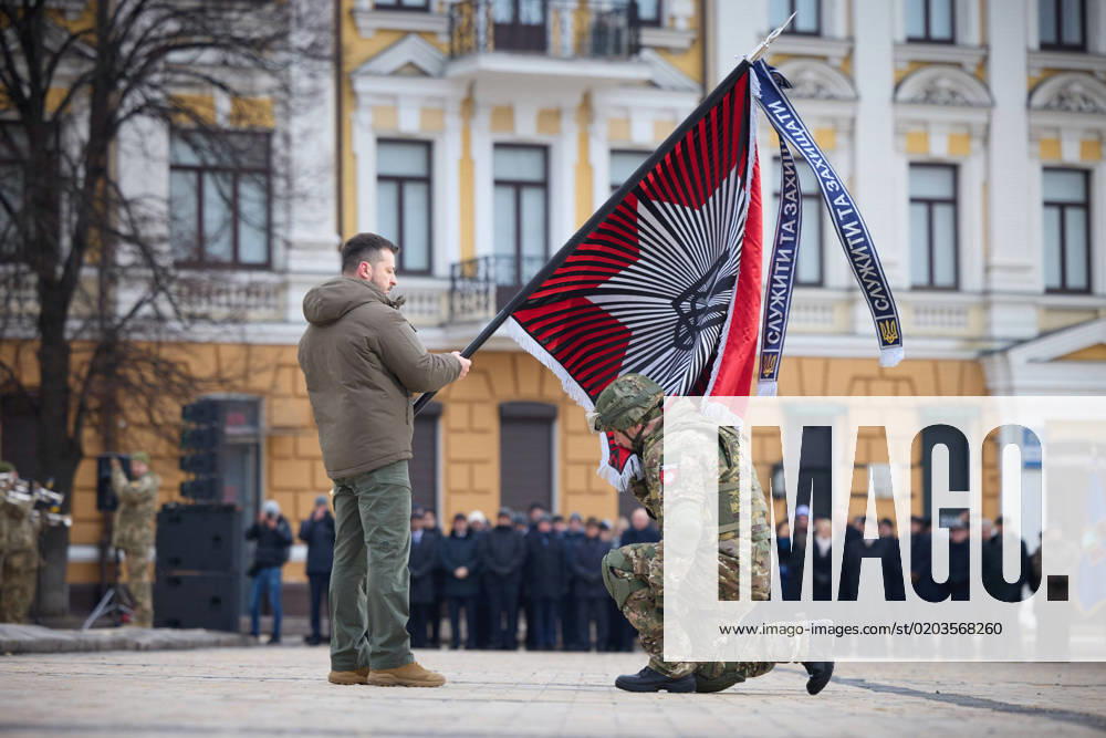 KW08 Ukrainian President Volodymyr Zelenskyy marked the one-year anniversary of Russia s invasion by presenting state awards, conferring honorary titles upon military personnel and civilians, and handing over battle flags to military units of the Armed Forces and assault brigades of the Offensive Guard on St. Sophia s Square in the Ukrainian capital of Kyiv, Ukraine, on Friday, February 24, 2023. Photo via Ukrainian Presidential Press Office WAX2023022408 UKRAINIANxPRESIDENTIALxPRESSxOFF