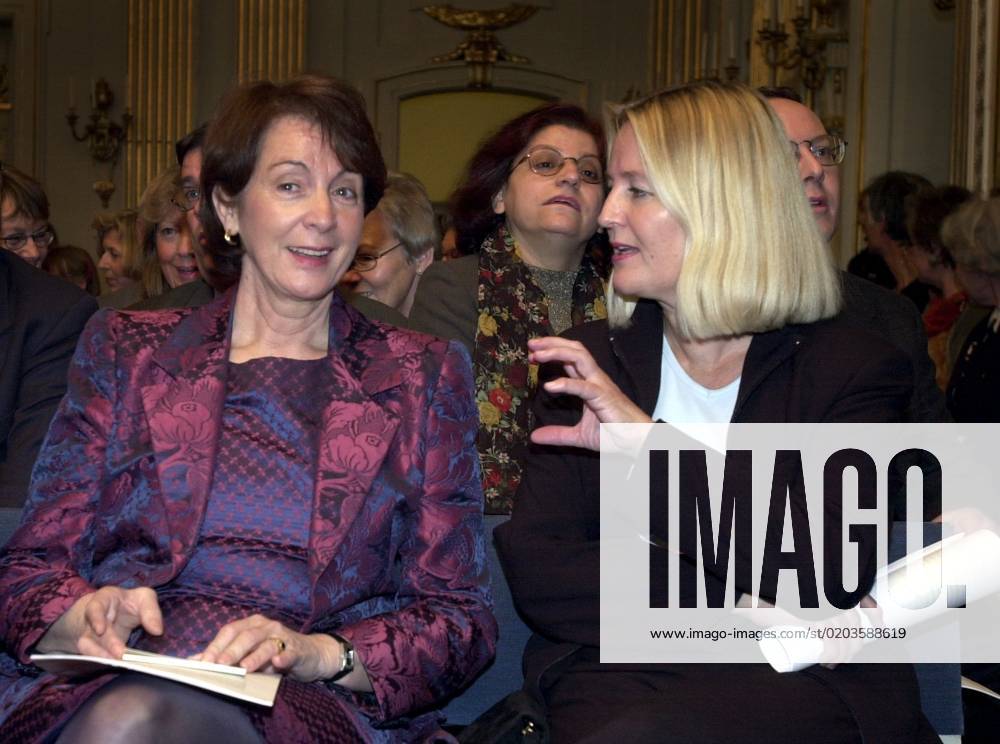 SCANPIX SWEDEN, 2000 12 07 Literature laureate Gao Xingjian gave his Nobel lecture at the Swedish Academy in Stockholms Stock Exchange. Image French Minister of Culture Cathrine Trautmann (left) and Swedish Minister of Culture Marita Ulvskog listened to Gaos lecture STOCKHOLM SWEDEN