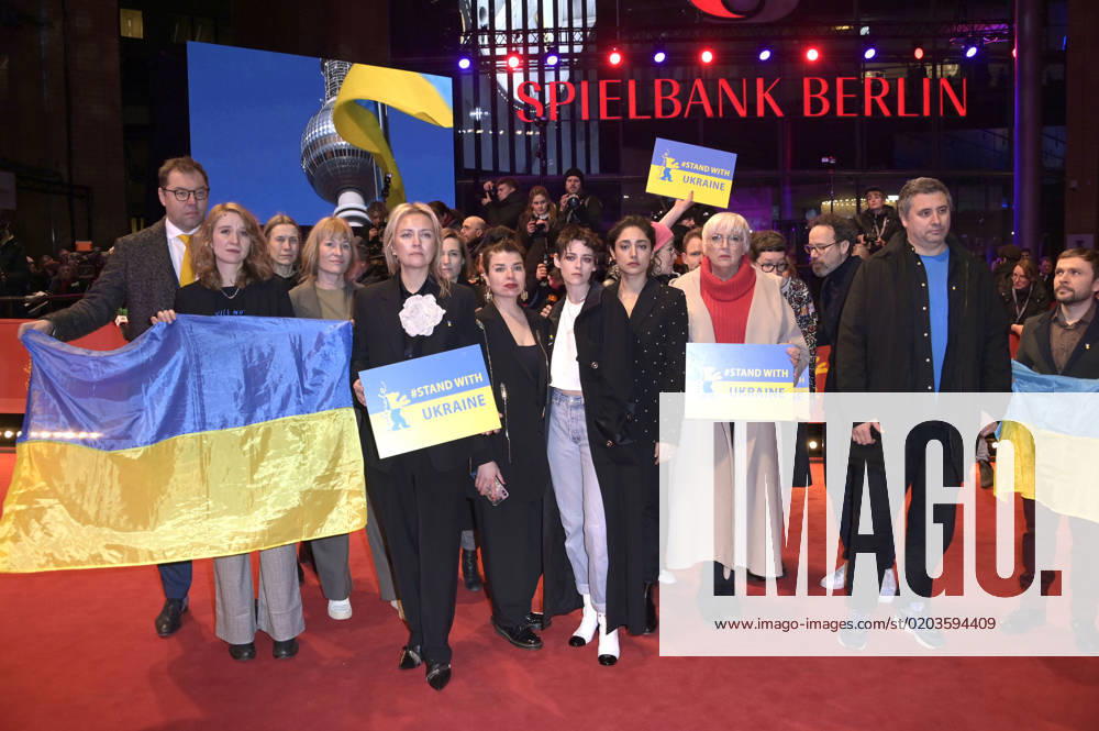 Carlo Chatrian, Oleksii Makeiev, Kristen Stewart, Claudia Roth and Mariette Rissenbeek together with Ukrainian filmmakers and members of the Intarnational Jury demonstrate their solidarity with Ukraine on the Red Carpet in front of the Berlinale Palast at the Berlinale 2023 73 Berlin International Film Festival Berlin, 24 02 2023 Foto:xF.xFuturexImage